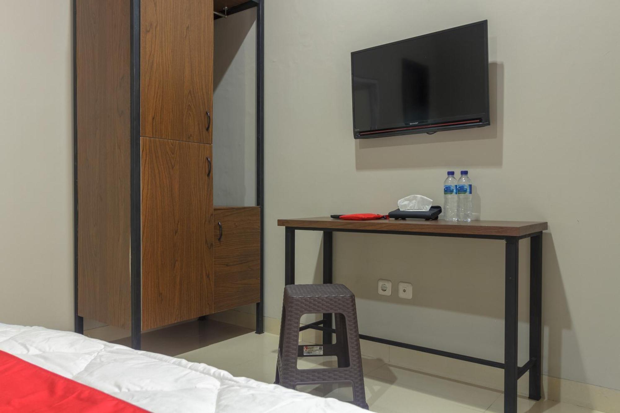 Reddoorz Near Puri Indah Mall Jacarta Exterior foto