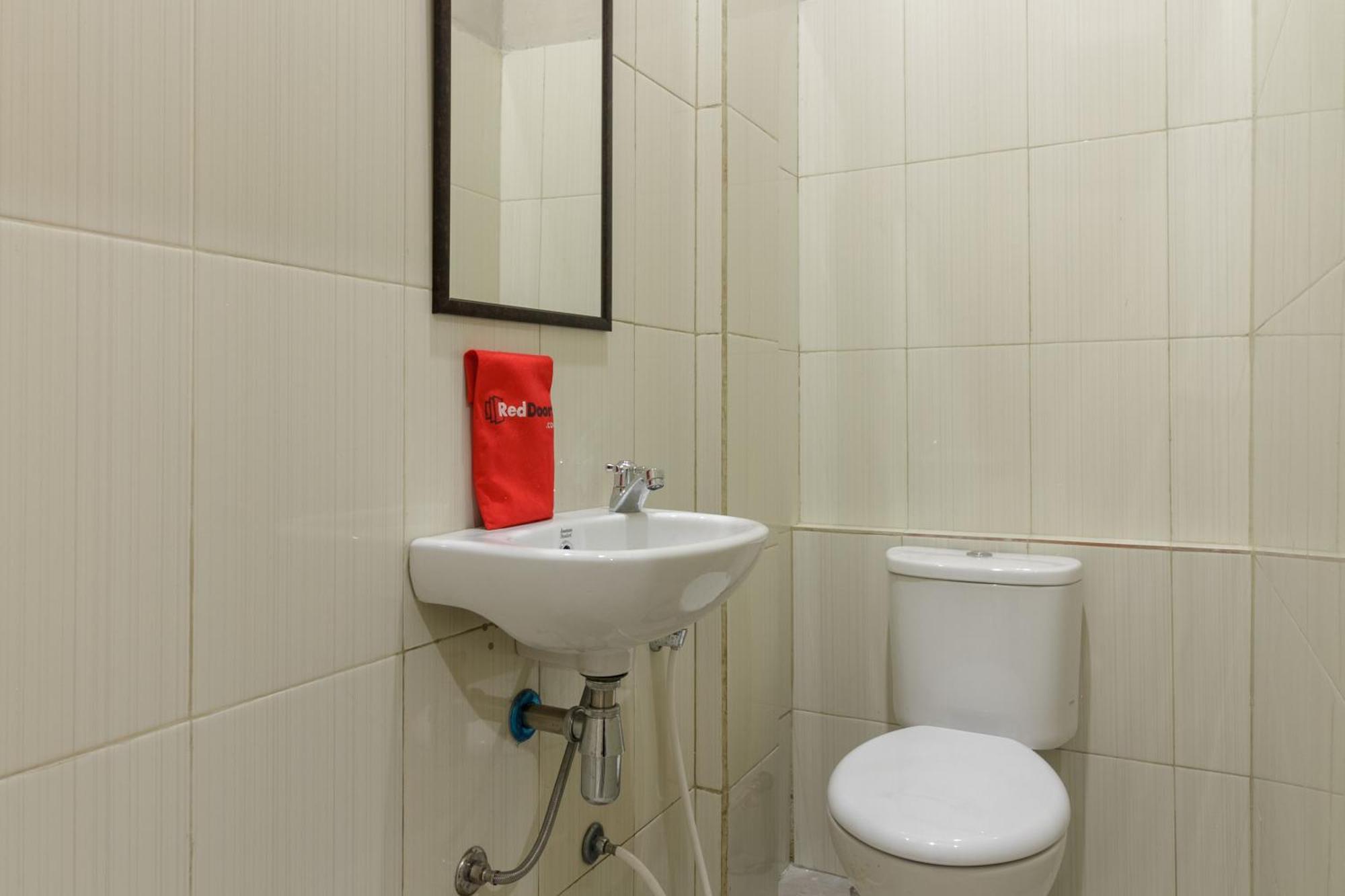 Reddoorz Near Puri Indah Mall Jacarta Exterior foto