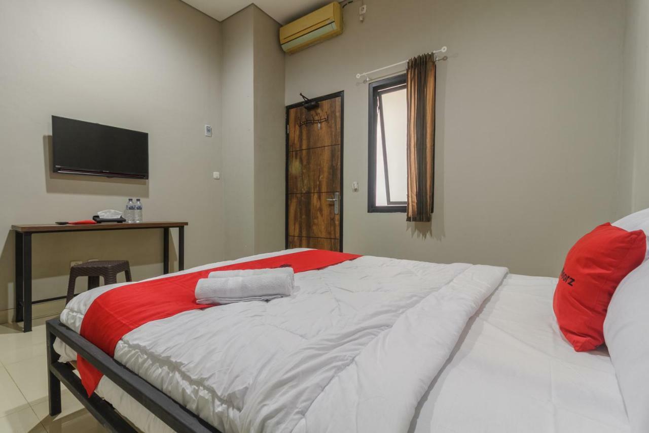 Reddoorz Near Puri Indah Mall Jacarta Exterior foto