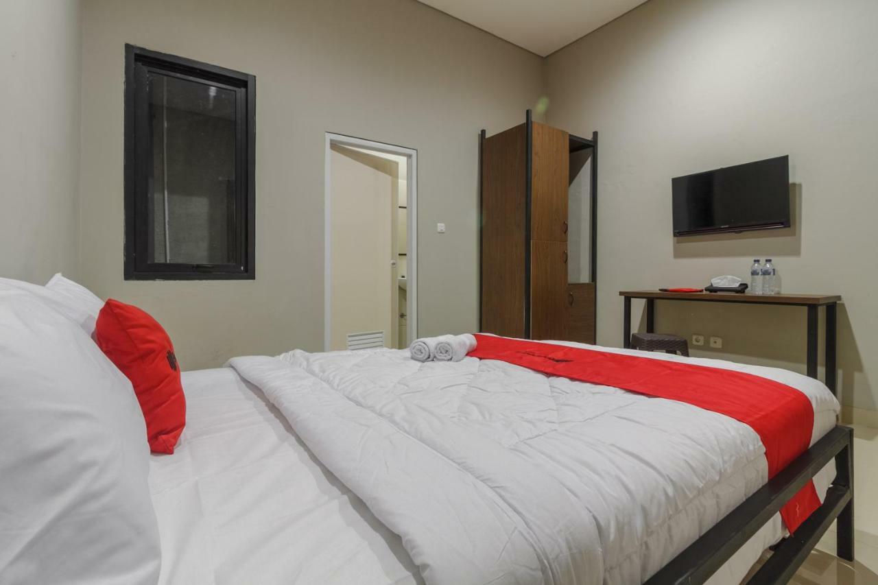 Reddoorz Near Puri Indah Mall Jacarta Exterior foto